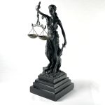 مجسمه عدالت برنزی