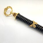 پاشنه‌کش دیواری برنزی طرح پروانه | دسته چوبی و آبکاری طلایی – برنز زحل - Image 2