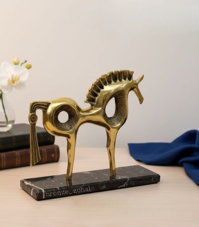 مجسمه اسب مدرن برنزی با پایه سنگی