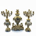 ساعت و شمعدان برنزی مدل کوزه‌ای مجسمه‌دار با پایه سنگی