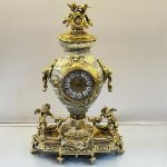 ساعت و شمعدان برنزی مدل کوزه‌ای مجسمه‌دار سنگی – برنز زحل - Image 2