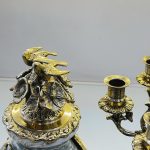 ساعت و شمعدان برنزی مدل کوزه‌ای مجسمه‌دار سنگی – برنز زحل - Image 5